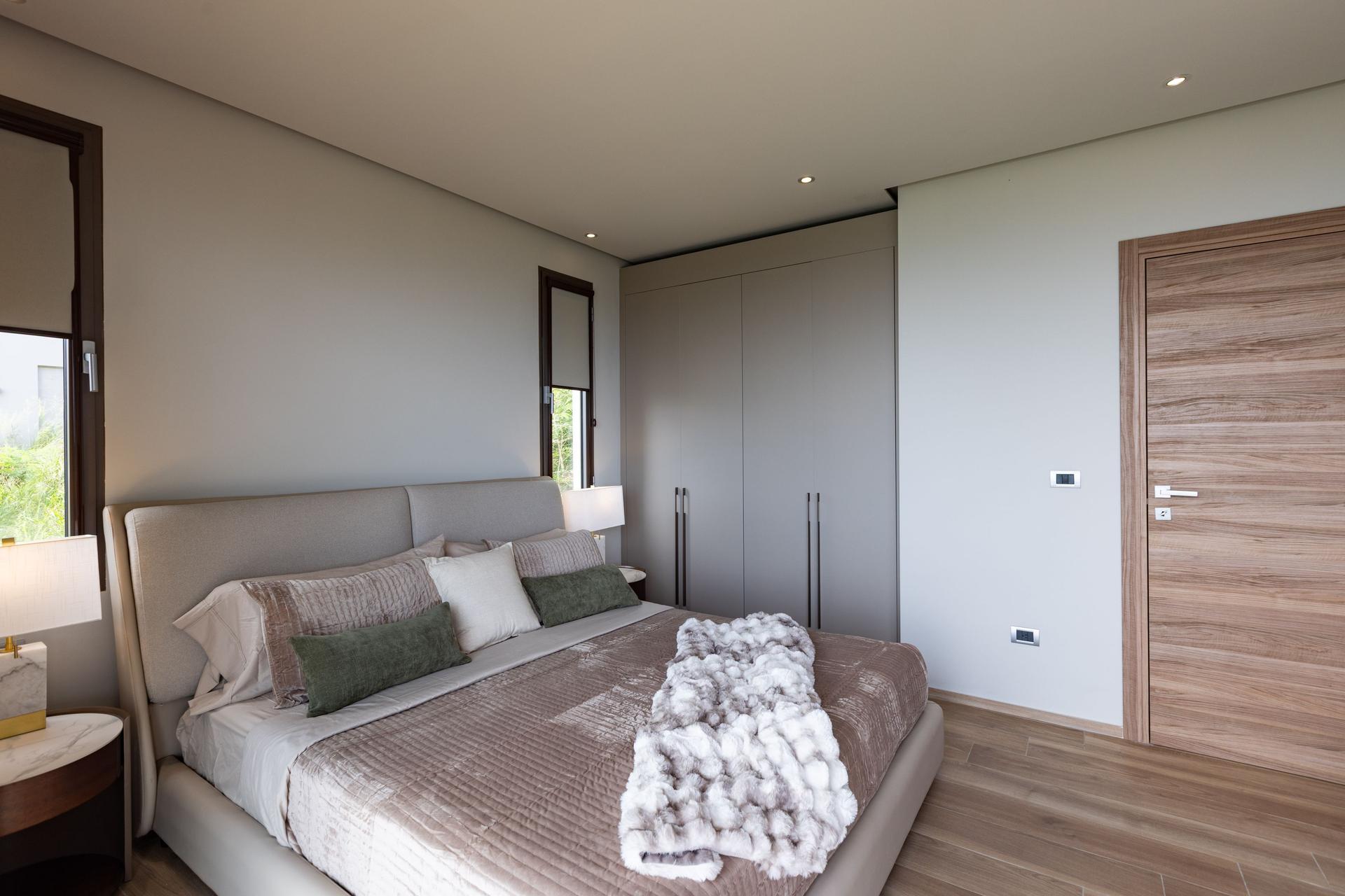 Panoramic Ocean-View Contemporary Apartment with Calacatta Marble Waterfall Island & Glass-Walled Terrace